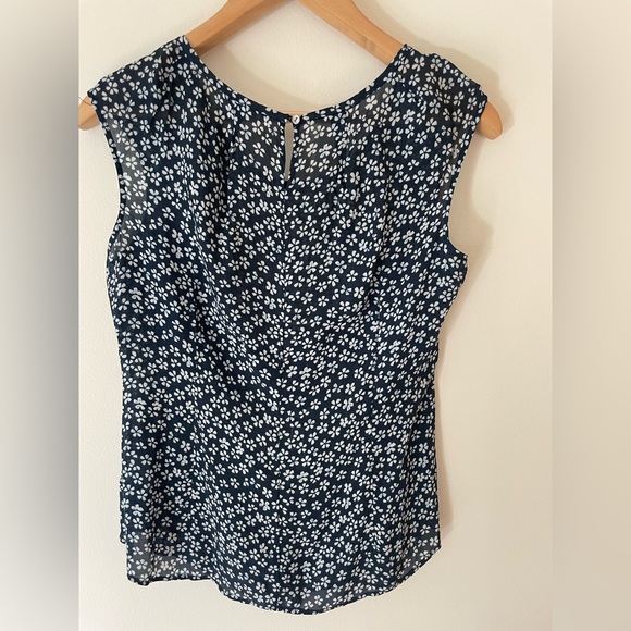 Anna Thomas size 10 cap sleeve blue floral top - Picture 2 of 4